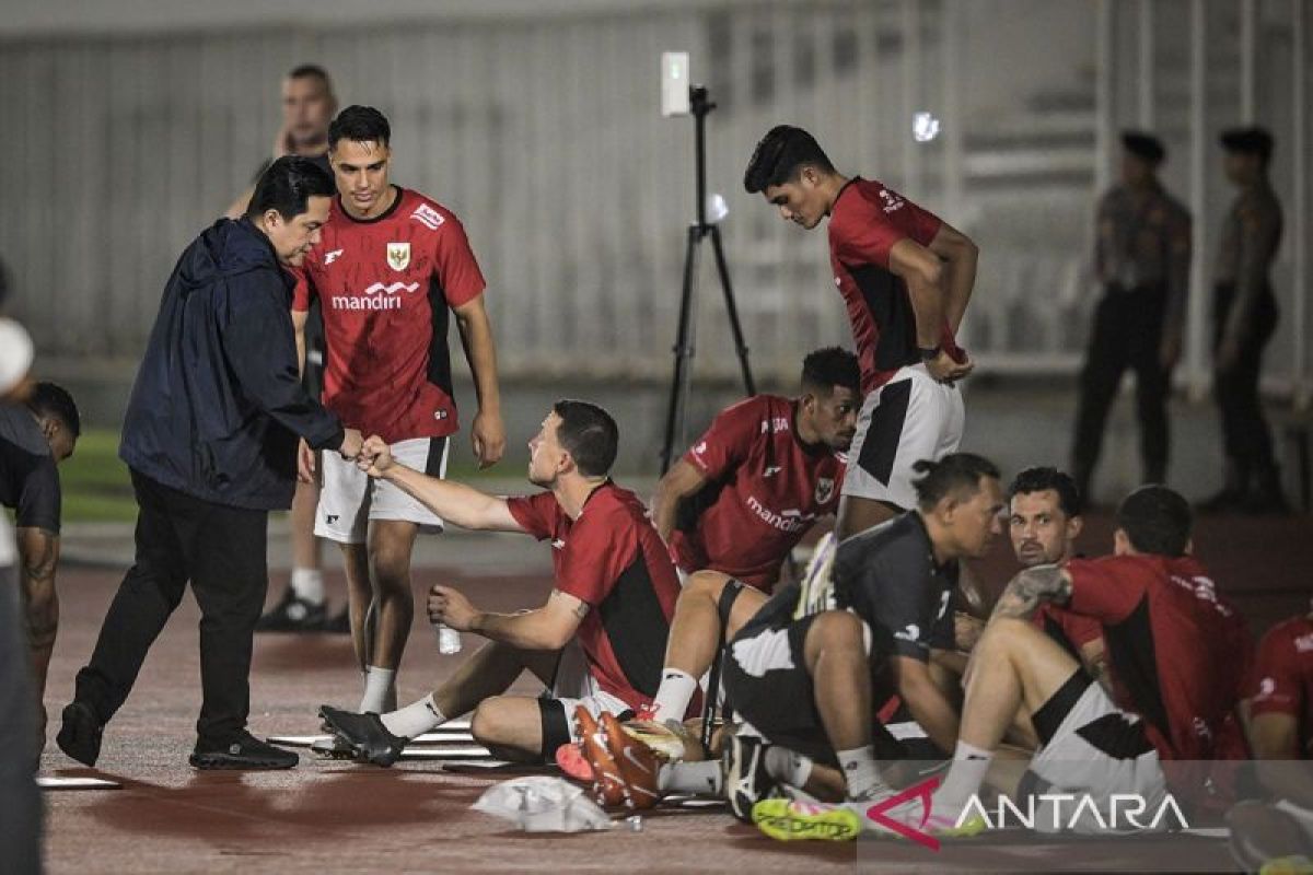 Erick Thohir melihat ada “aura berbeda” dari pemain timnas Indonesia